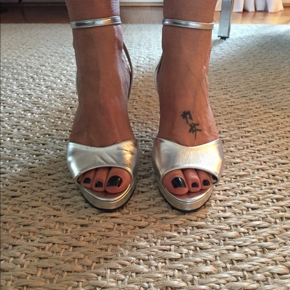 Private Collection Silver Platform Sandals - 7.5 - Picture 3 of 3